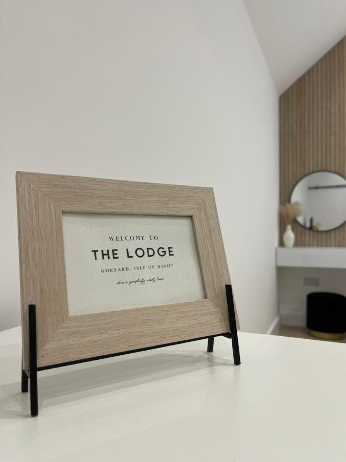 The Lodge Hideaway In Cowes Gurnard Exterior photo
